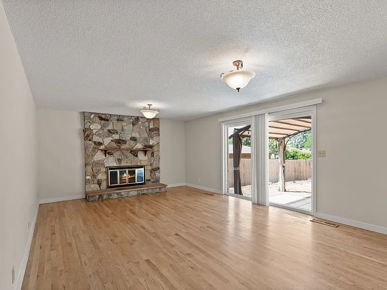 2041 Hybiscus St — Photo 3