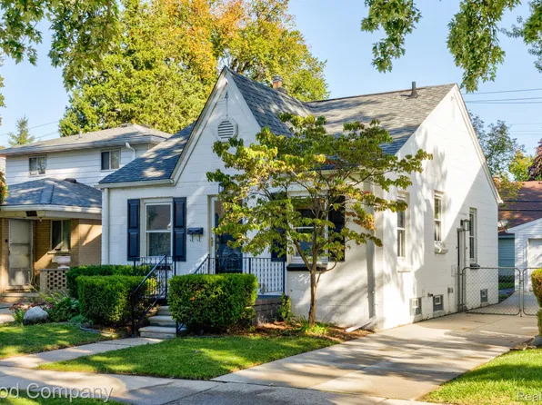 1988 Roslyn Rd, Grosse Pointe Woods, MI 48236