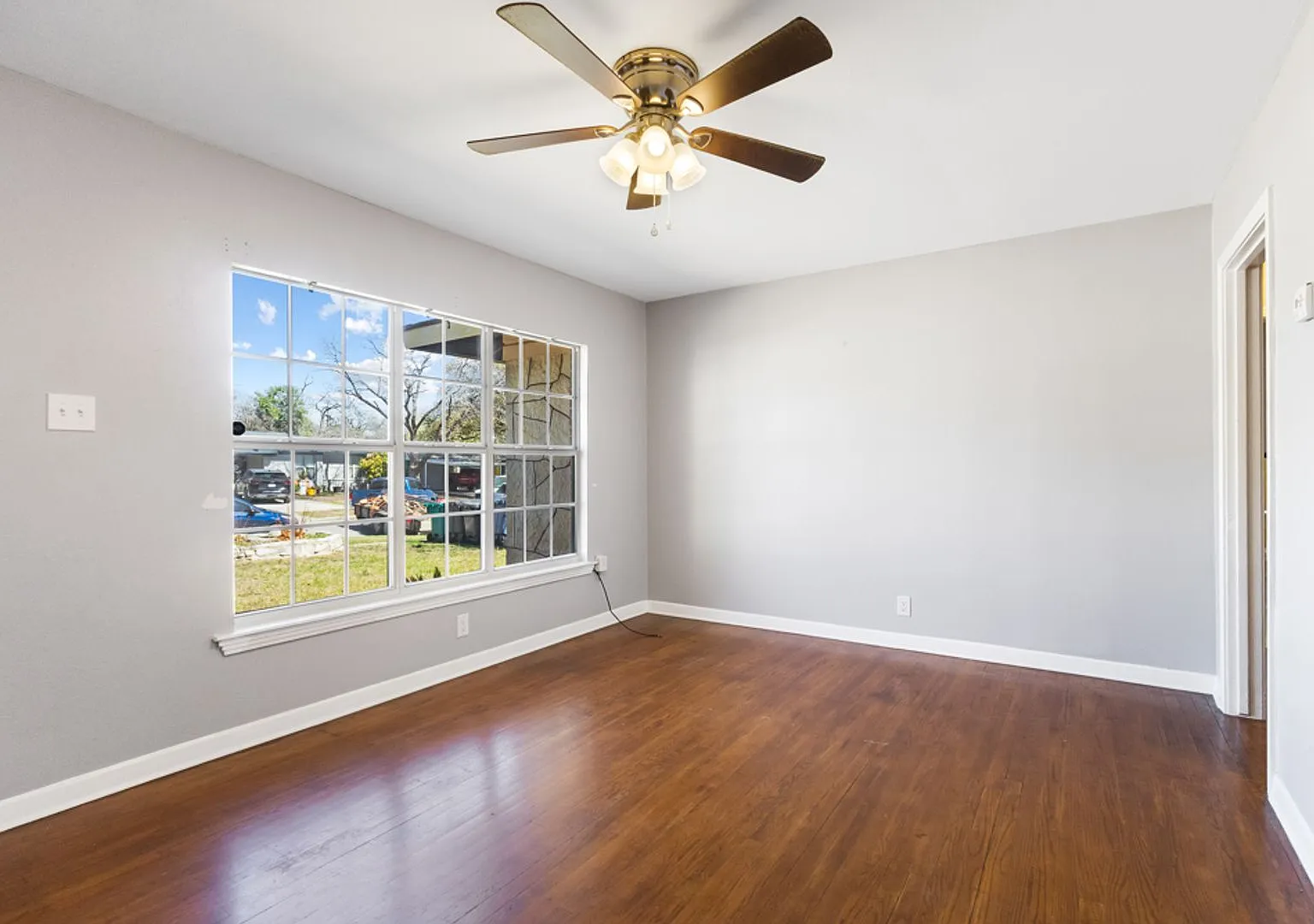 Charming Home Awaits: Spacious & Modern Living in a Prime Location — Photo 3