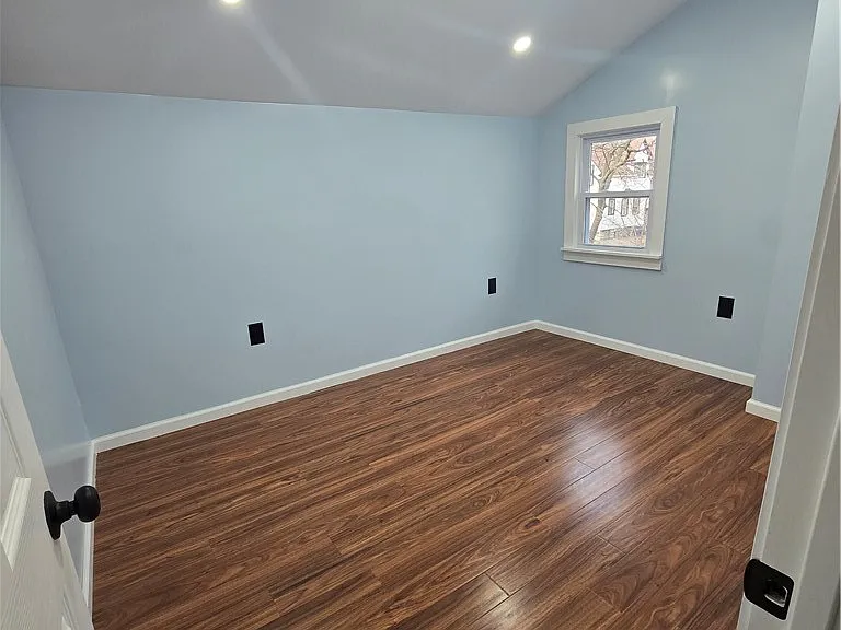 517 Goodyear Ave — Photo 8