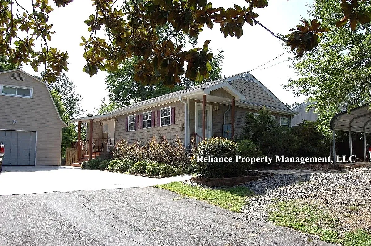 3 bed, 1204 sqft, $1,895 — Photo 1
