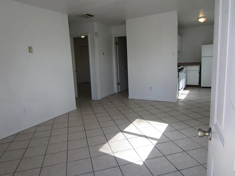 224 Mescalero Rd NW #B — Photo 2