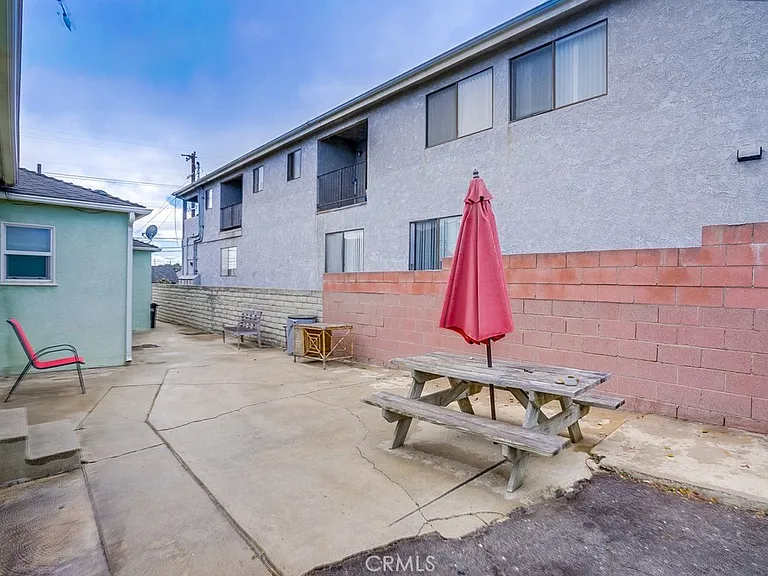 1042 W 7th St — Photo 17