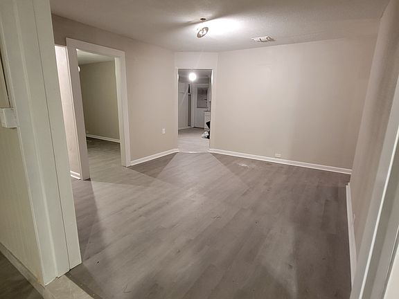3rd image of 922 Windsor Dr