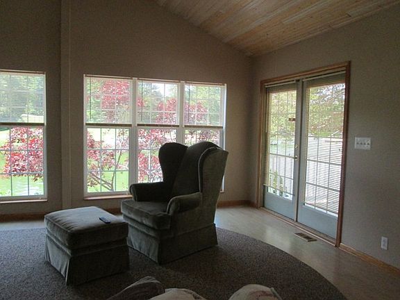 3rd image of 19 Lake Warren Dr