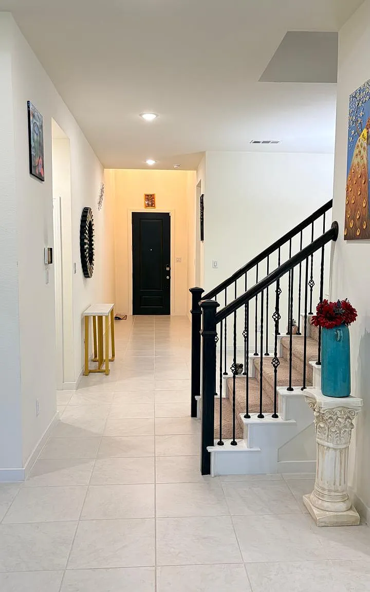 5 bed, 2820 sqft, $2,995 — Photo 3
