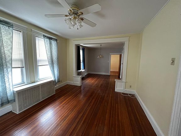 3rd image of 31 Wellington Ave #1