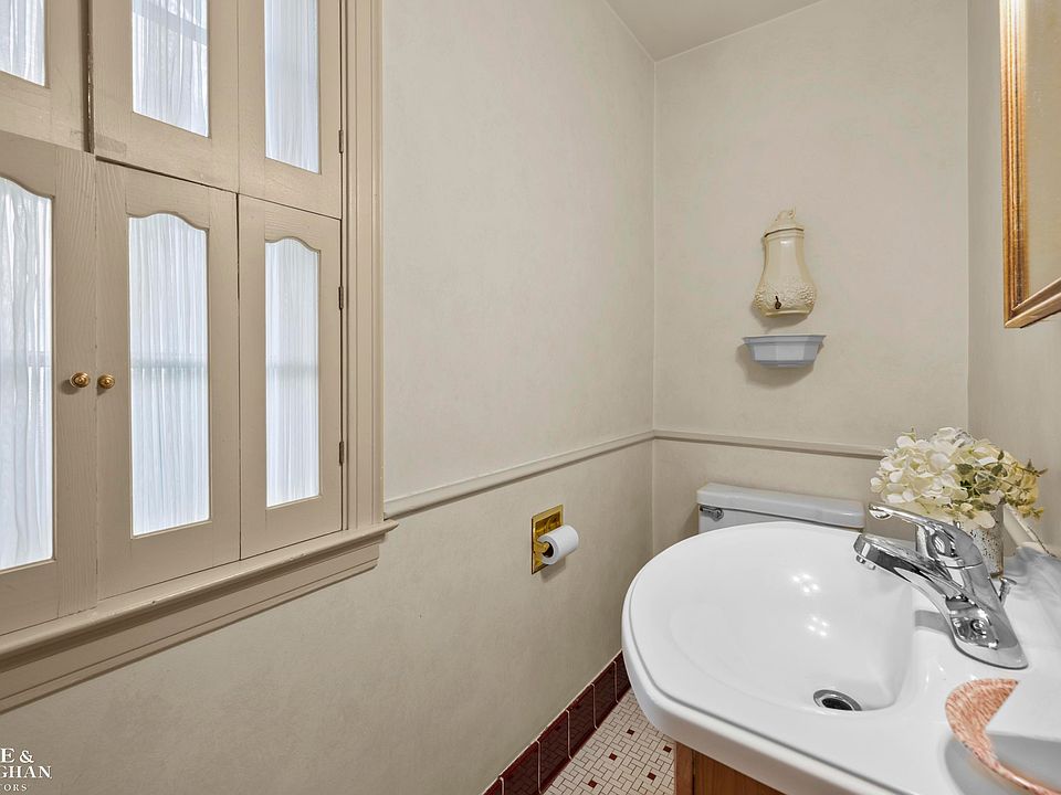 470 Allard Ave, photo 14