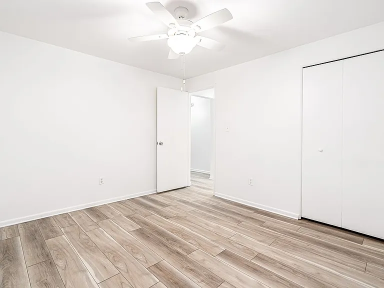 Lindsay Court Apartments — Photo 18