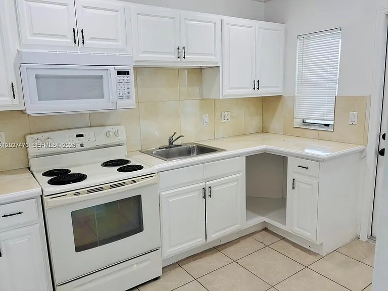 14400 Polk St — Photo 4