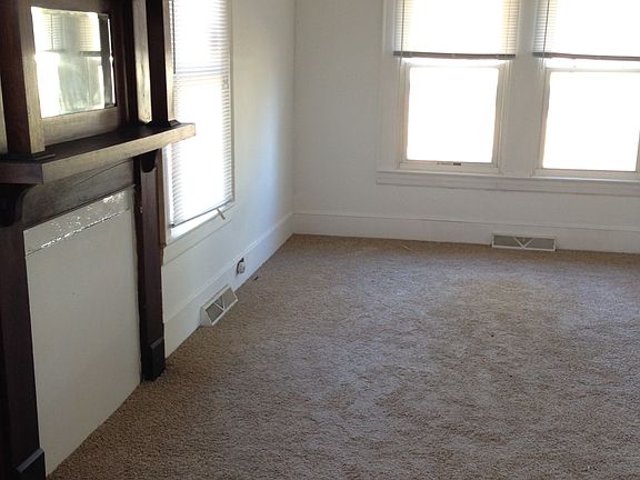 BEDROOM/LIVING ROOM
