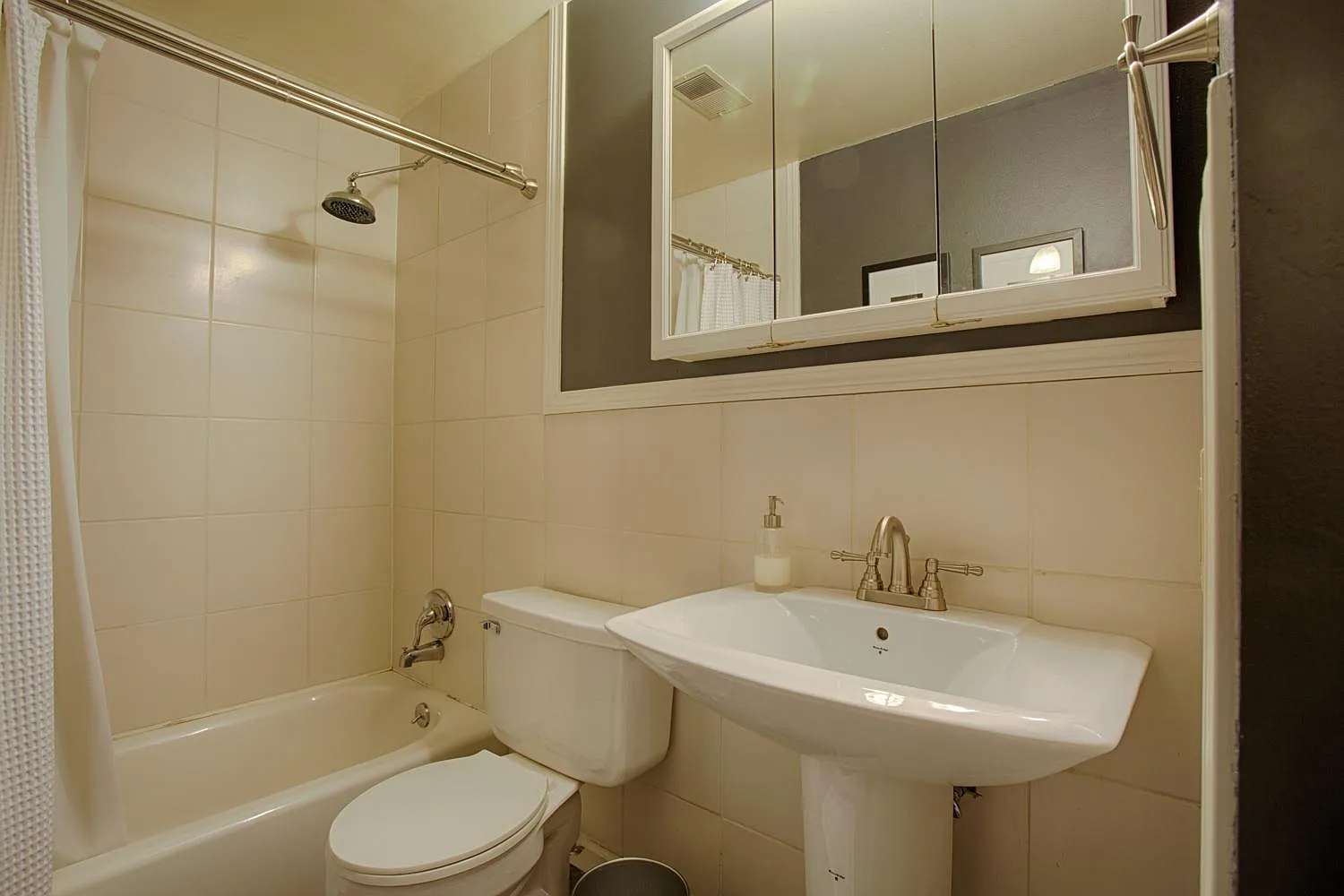 600 Manhattan Dr — Photo 2