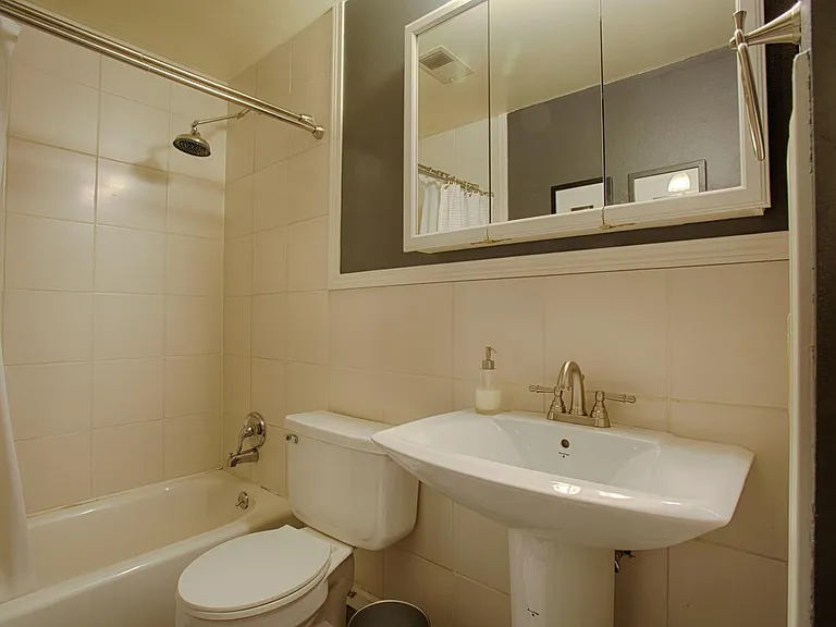 600 Manhattan Dr #D12 — Photo 2