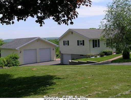 2nd image of 826 Ridgewood Rd