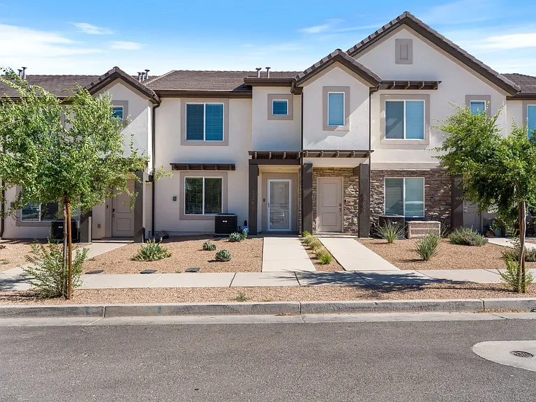 3361 E Elkhorn Ln — Photo 1