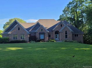 8270 Islandview Ct, Brighton, MI 48114