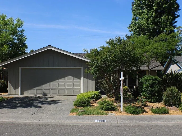 3333 Laguna Ave — Photo 2