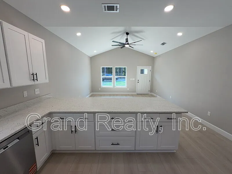 3 bed, 2.0 bath, 1396 sqft, $1,695 — Photo 4
