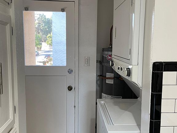 3rd image of 526 N Genesee Ave