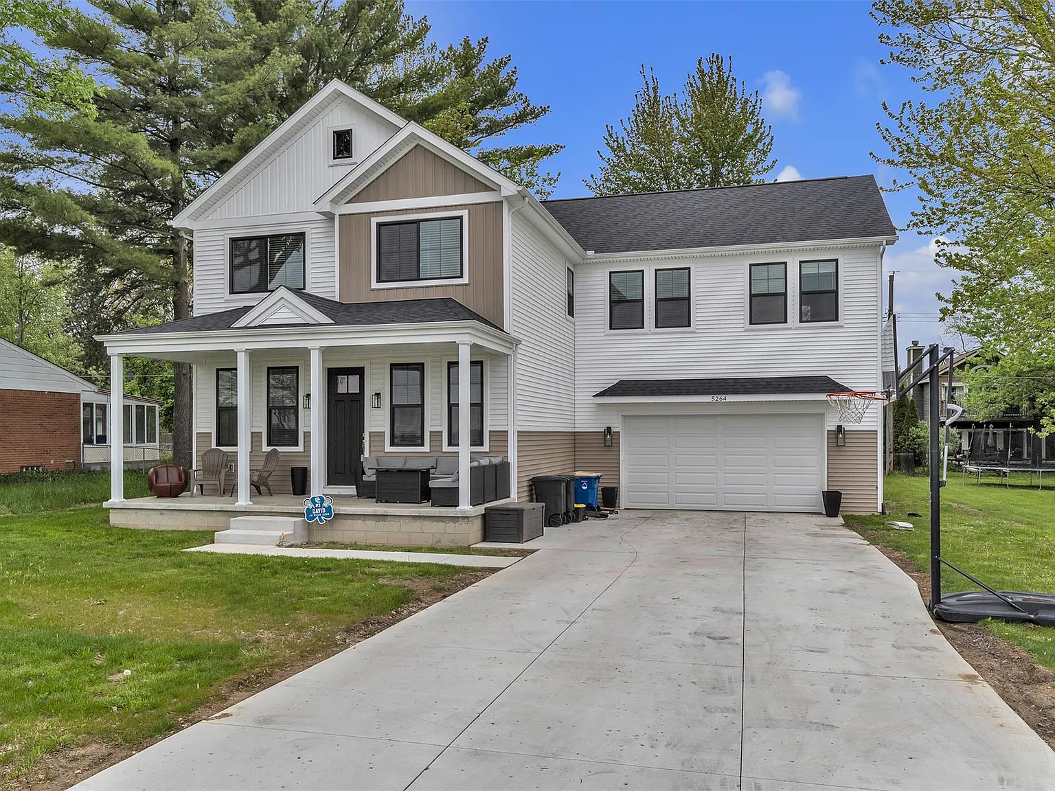 4 bed, 2.5 bath, 2460 sqft, $3,900 — Photo 2