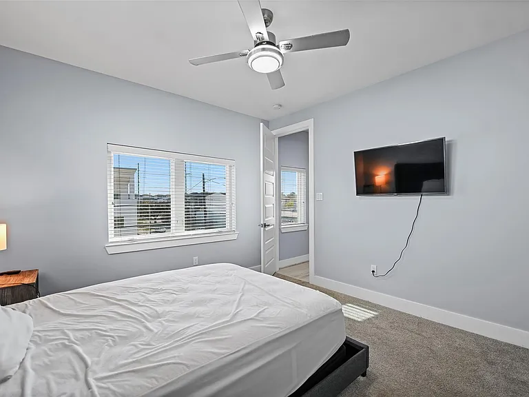 2413 Pease St — Photo 26
