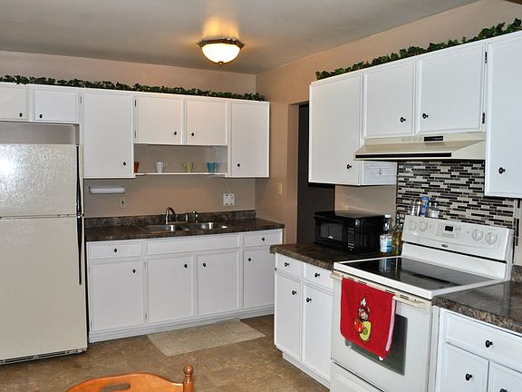 3rd image of 2555 Windsor Dr