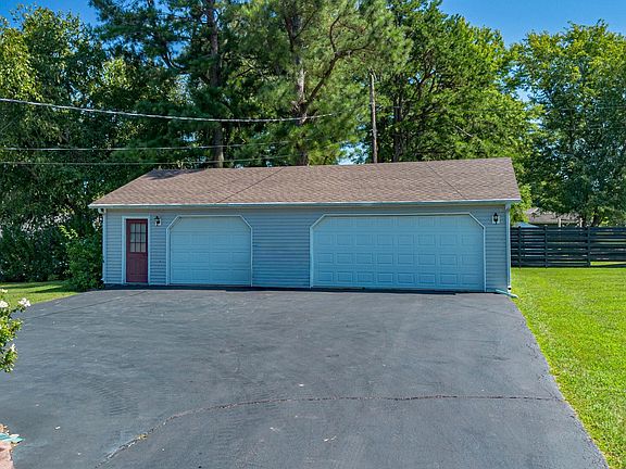 3rd image of 204 Summit Dr