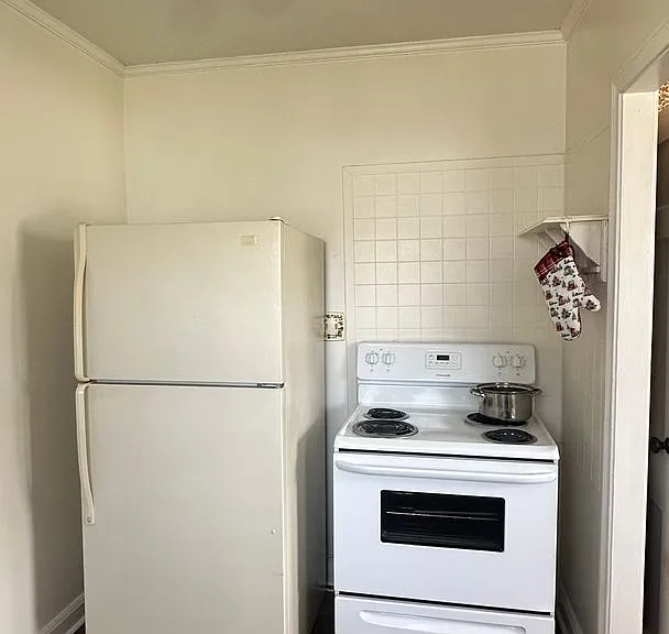 704 E Country Club Dr — Photo 10