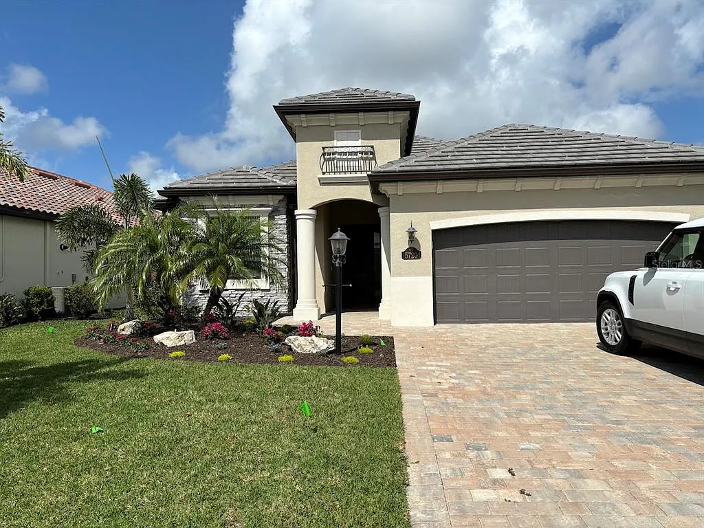 3 bed, 2.0 bath, 2246 sqft, $5,500 — Photo 1
