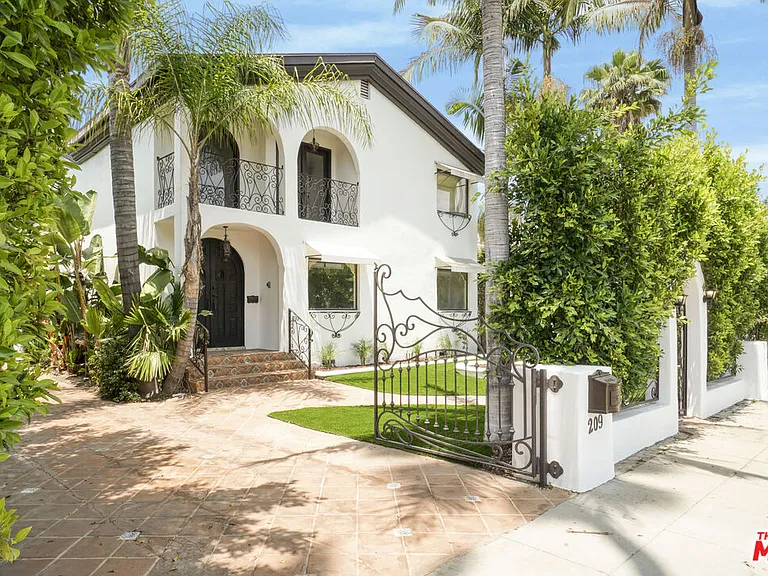 209 N Doheny Dr — Photo 5
