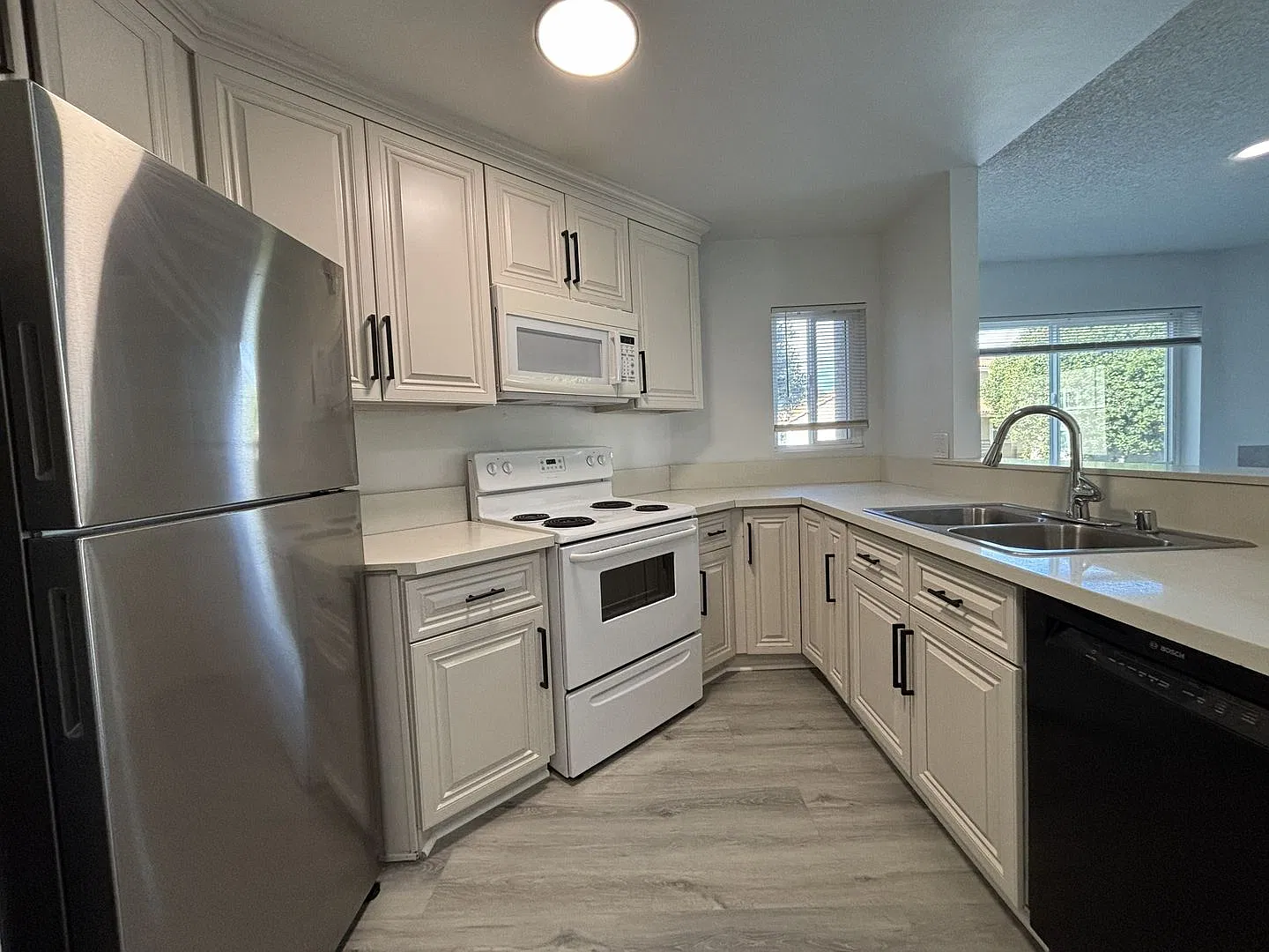 Must see bright and welcoming one bedroom one bathroom unit in La Jolla! — Photo 1