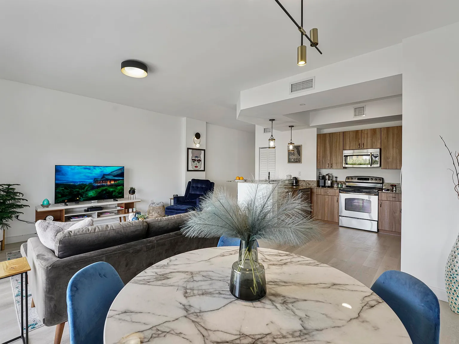 2 bed, 2.0 bath, 1001 sqft, $4,500 — Photo 4