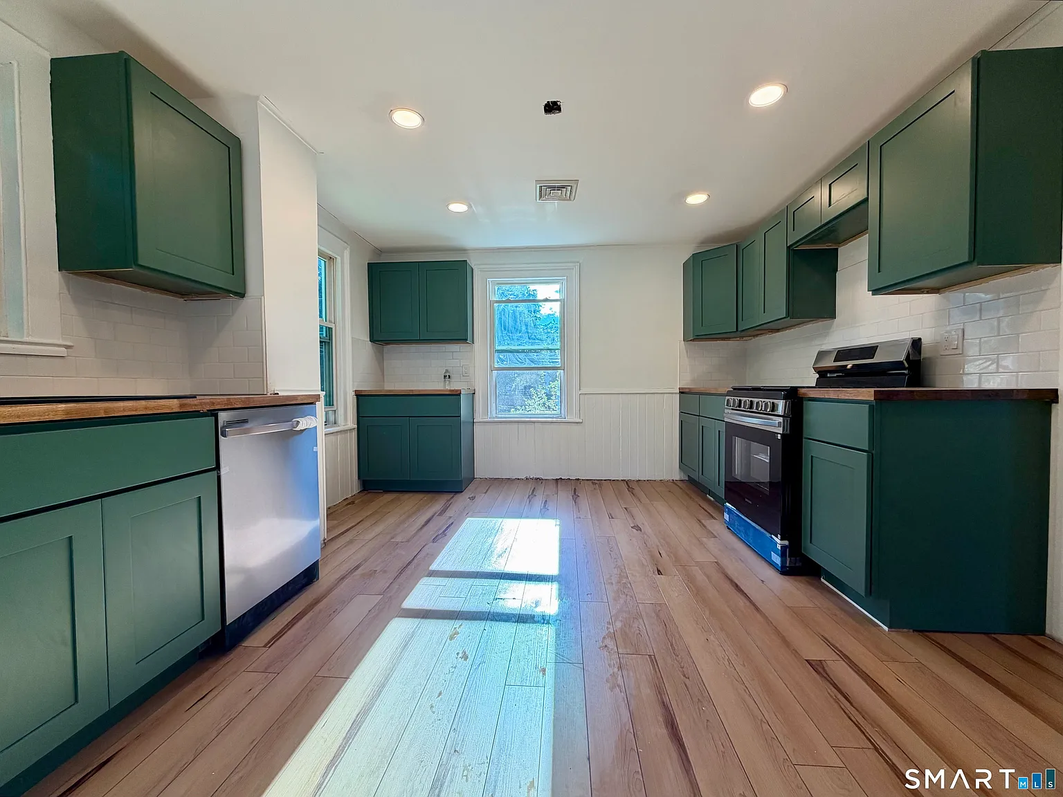 2 bed, 1.0 bath, 1050 sqft, $1,925 — Photo 4