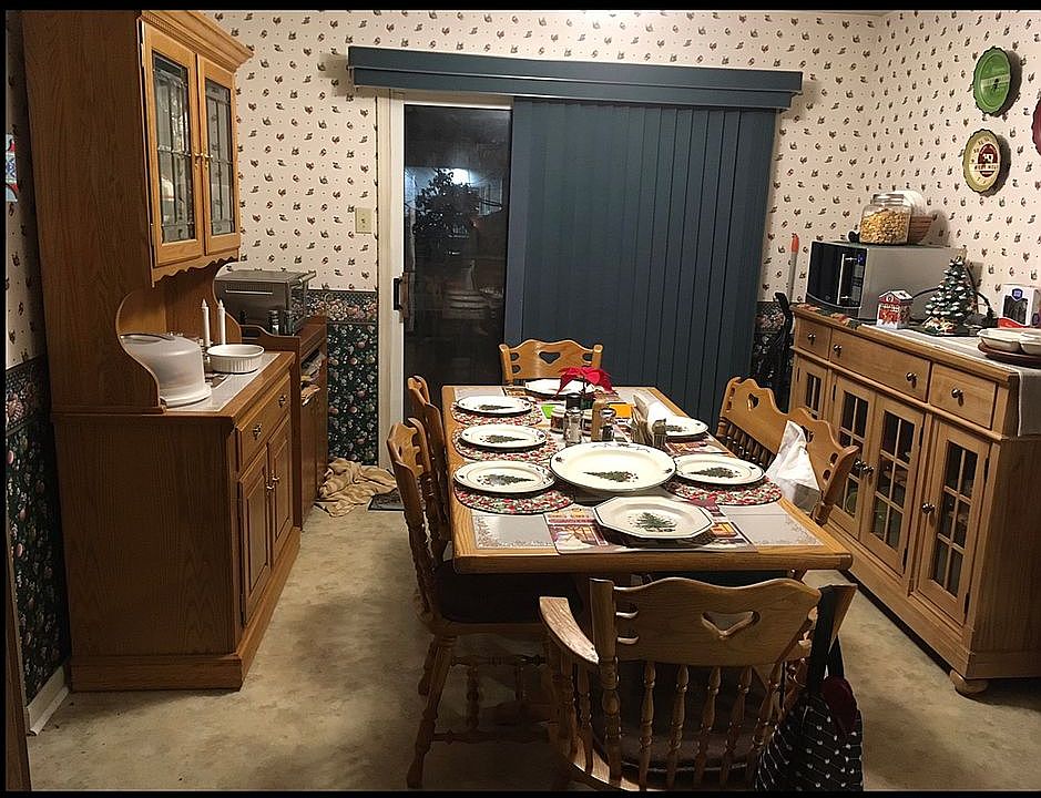 Back 1/2 of kitchen