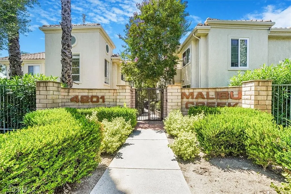 2 bed, 862 sqft, $3,000 — Photo 1