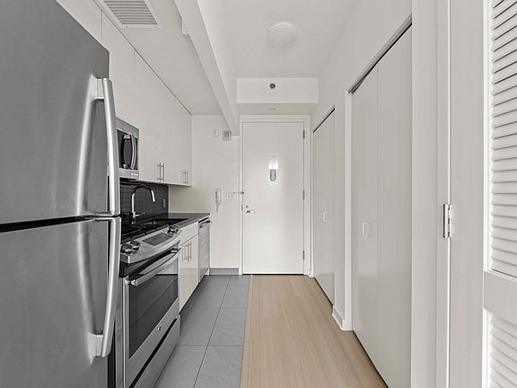5th image of 180 Myrtle Ave APT 4L