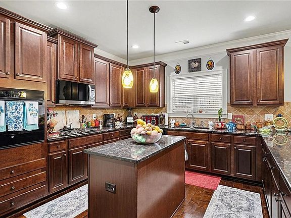 5th image of 90 Waters Edge Ln