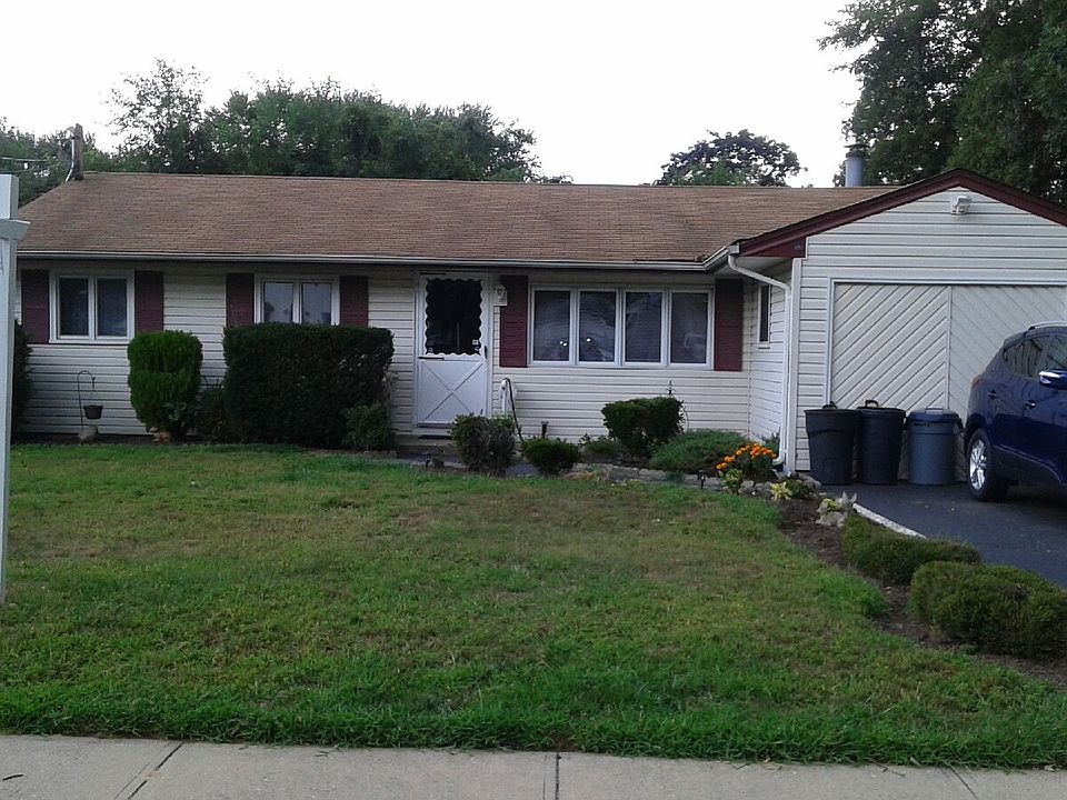 1st image of 4 Pamela Ln