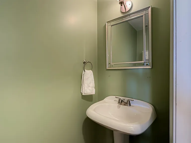 519 W 20th St #302 — Photo 13