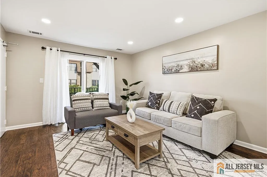 1 bed, 1.0 bath, $1,950 — Photo 1
