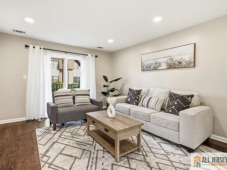 609 N Oaks Blvd — Photo 1