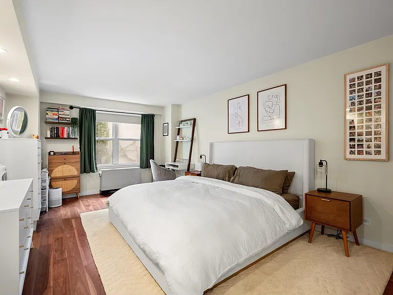 142 E 16th St #3H — Photo 4