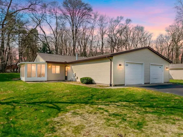 1016 Wedgewood Dr, Plainwell, MI 49080