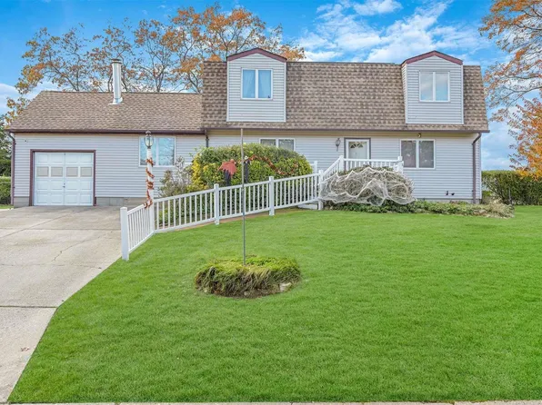 262 Oakland Avenue, Miller Place, NY 11764