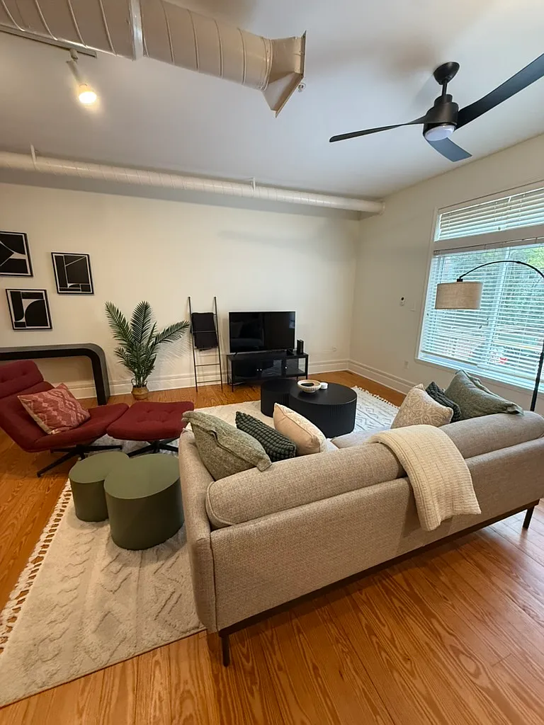 1 bed, 1084 sqft, $2,350 — Photo 1