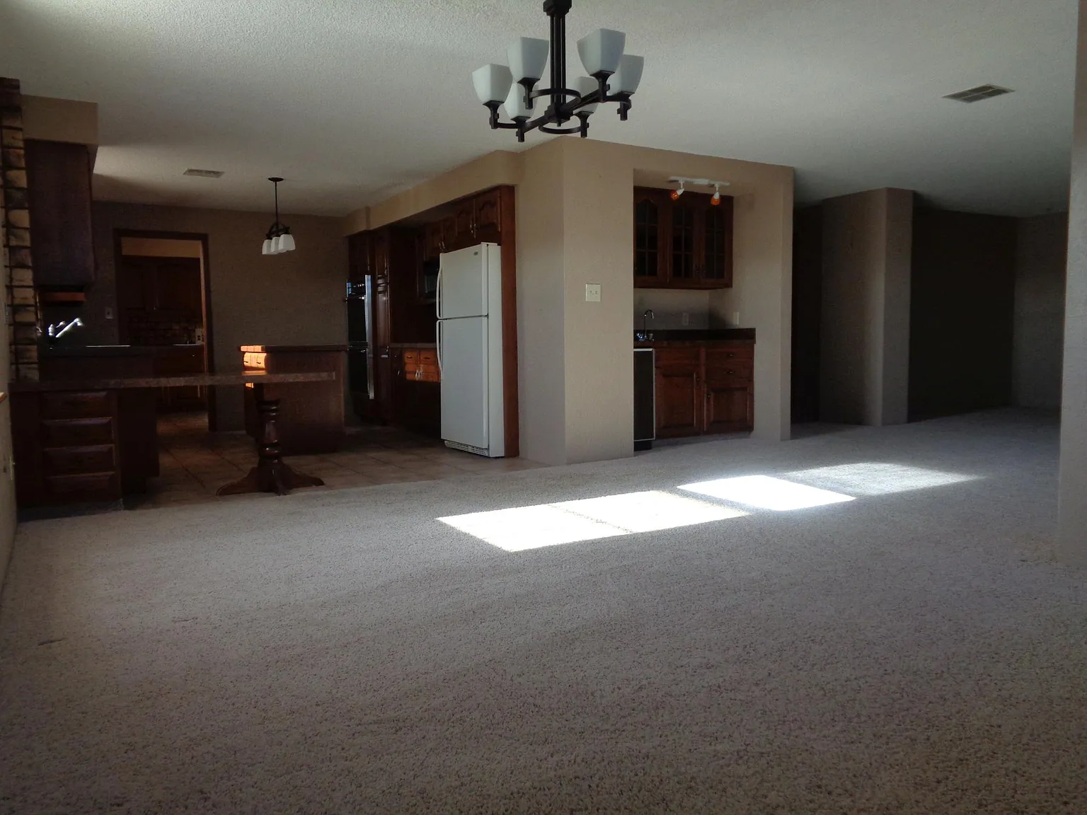 303 N Kansas Ave — Photo 3