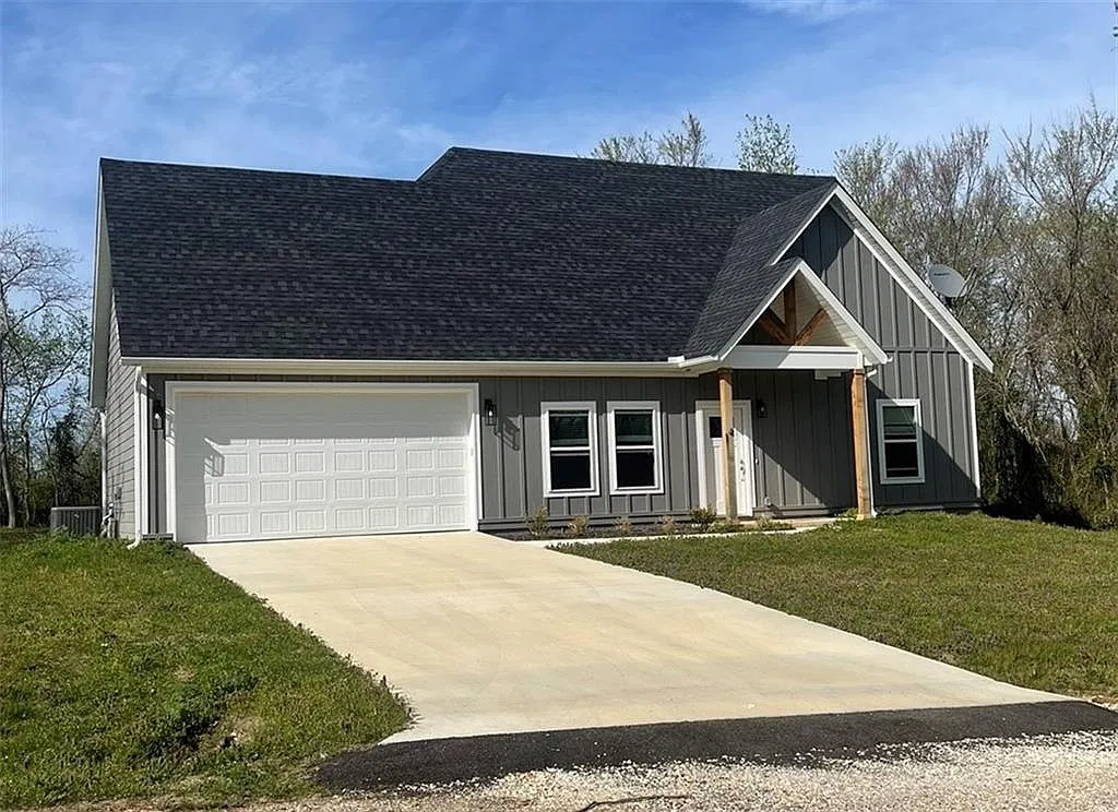 3 bed, 2.5 bath, 1640 sqft, $2,100 — Photo 1