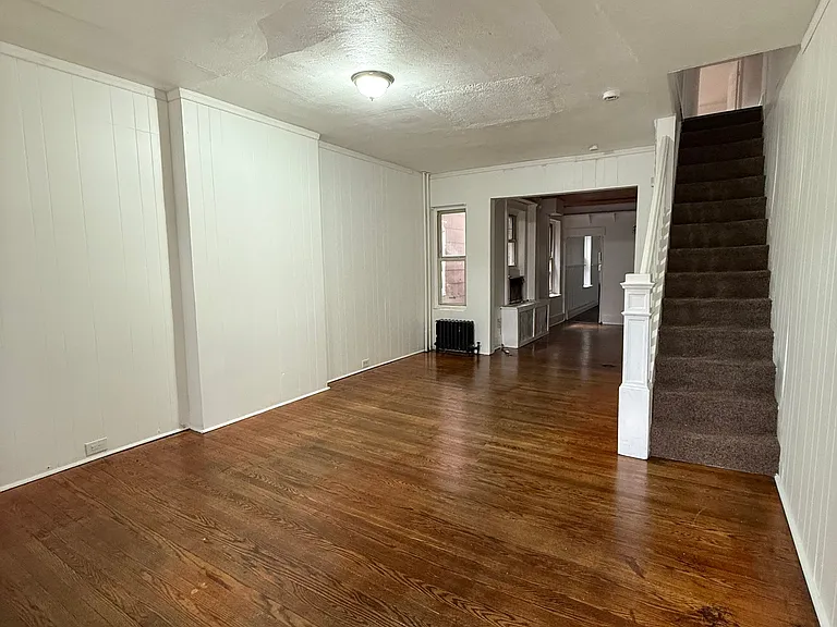 933 Beatty St — Photo 4