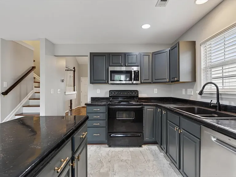 3445 Broadwick St — Photo 28