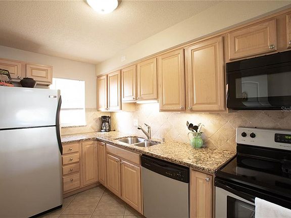 5th image of 2679 Saint Joseph Dr E